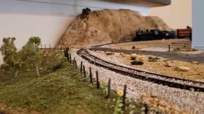 (train engine roaring)
(train hooting) - Horror in the High Desert