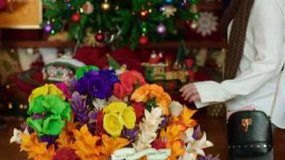 [train whistle blows] - Holiday in Santa Fe