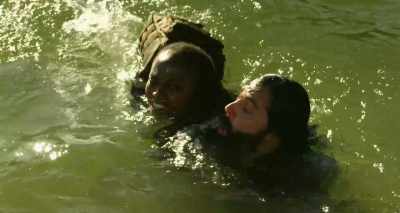 - Travis, jump!
- I got you. - Lake Placid: Legacy