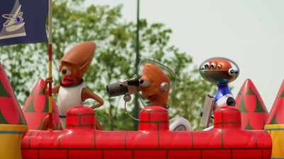 - [triumphant garbling]
- [Ixbee shouting] Mey! Mey! - Alien TV