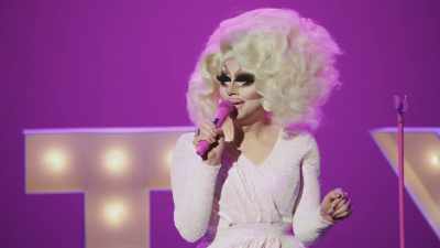 [Trixie laughing]
[audience laughing] - Trixie Mattel: Skinny Legend