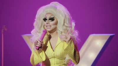 [Trixie laughing]
[audience laughing] - Trixie Mattel: Skinny Legend