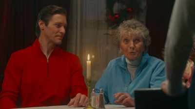 True believers are
great for dating, - Christmas at the Holly Hotel
