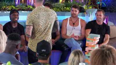 >> TRY AND TURN YOUR PARTNER ON
WITHOUT TOUCHING THEM. - Love Island