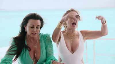 - Try and keep it moving.
- No, we're not, - The Real Housewives Ultimate Girls Trip