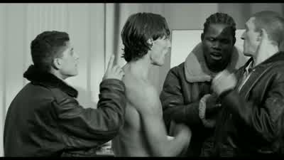 Tu sais pas ce que c'est qu'un flingue! - La Haine