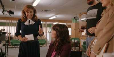 Tully, can you grab a fresh sponge?
I need a touch up. - Firefly Lane