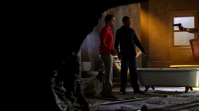 - Turn around and raise your arms !
- Hey, take it easy. - CSI: Miami