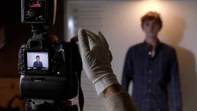 Turn your head to the left
and lift your chin, please. - Bates Motel