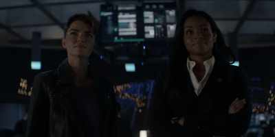 Turn on the light! Turn on the light! - Batwoman