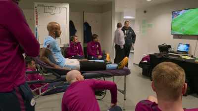 Turning back to Walker,
and Walker hits a cross. - All or Nothing: Manchester City