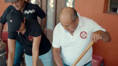 Turning the curds
into the stringy goodness - Eva Longoria: Searching for Mexico