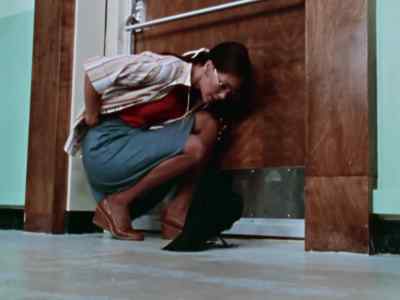 (Tut)
Down here. - Shazam!