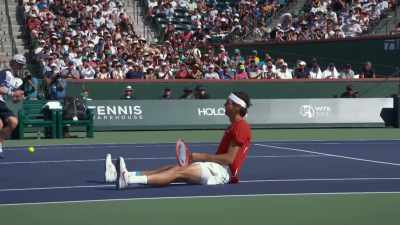 [TV announcer] What a start. - Break Point