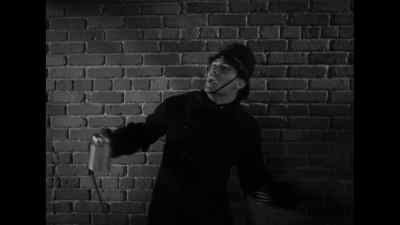 Twenty minutes to 10:00.
Keep your eyes
open now, boys. - The Invisible Man