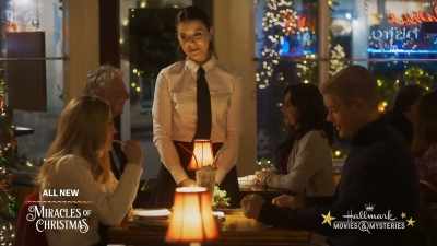 - Two burgers coming up.
- Thank you. - USS Christmas