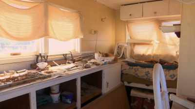 Two-man accommodation. Got a
kitchen, couple of beds, wardrobe. - Outback Opal Hunters