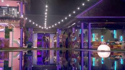>> TWO NEW GIRLS, THEY SEEM
REALLY NICE. - Love Island