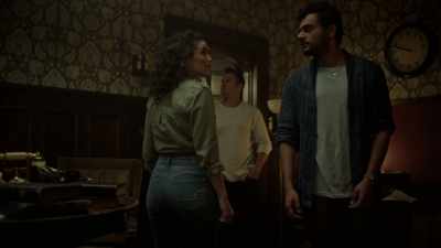 - Tyler.
- (CLOCKS TICKING) - No Escape Room