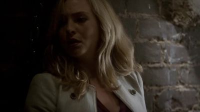 - Tyler?
- You all right? - The Vampire Diaries