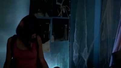 U redu... hajdemo negde drugde. - Dracula in a Women's Prison