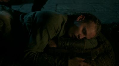 UBBE: (WHISPERING)
Hvitserk! Hvitserk! - Vikings
