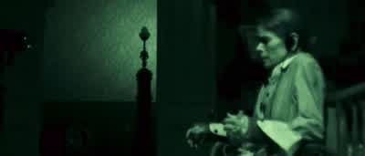 - Uff...hace frío. - The Orphanage
