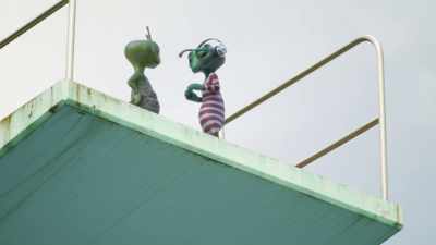 Ugh!
[displeased babbling] - Alien TV