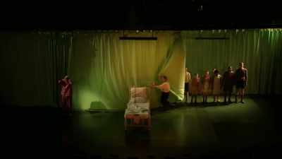 - Uh... "C-C..."
- "Continuous." - National Theatre Live: Nye