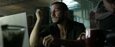 Uh... Come on! Be nice. Come on.
Let them get a shot. - Den of Thieves
