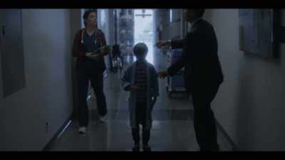 Uh, excuse me.
This... this boy's looking for his mom. - Travelers