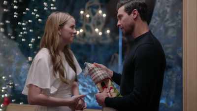 -Uh...
-For when you finish your book. - Christmas on the Menu