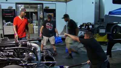 Uh, gimme that flashlight
over there. - Street Outlaws No Prep Kings Team Attack