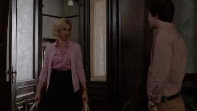 Uh, go put this in
the kitchen, please. - Bates Motel