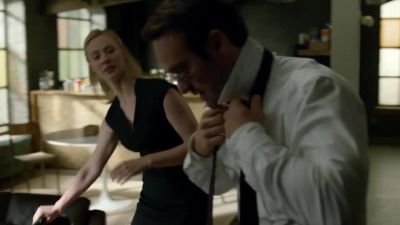 - Uh, here, let me help with that.
- Oh, thanks. - Marvel's Daredevil