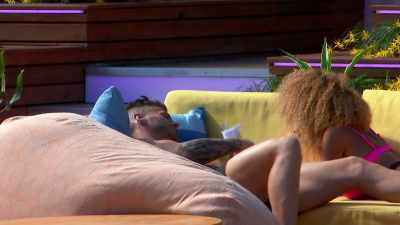 >> UH-HUH. - Love Island