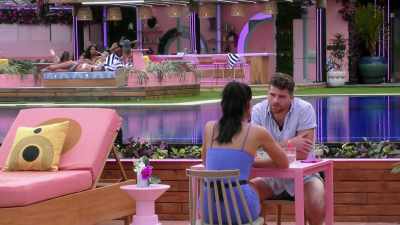 >> UH-HUH. - Love Island