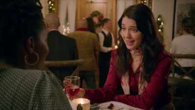 Uh, I'm not exactly
a dating expert, - A Sweet Christmas Romance