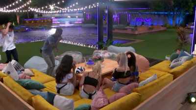 >> UH-OH, UH-OH, UH-OH, UH-OH. - Love Island