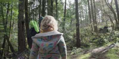 - Uh-oh, what do you see?
- Trees. - Maid