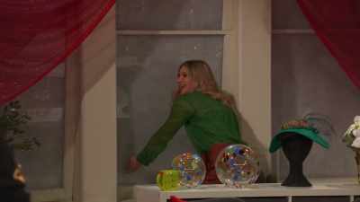 Uh, Rae, did you get a new
white window shade or something? - Raven's Home