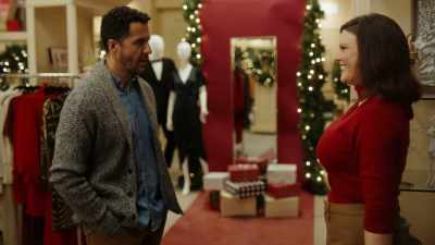 - Uh.
(scoffs) - Mom's Christmas Boyfriend