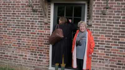 ..uh, when they work that is.
SHE KNOCKS - Extraordinary Escapes with Sandi Toksvig
