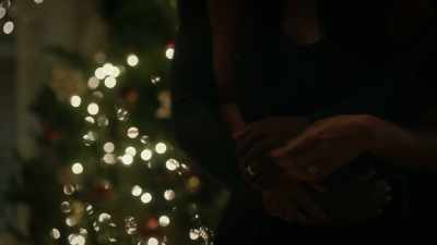 Uh-uh. Christmas doesn't
start until Christmas morning. - Watchmen