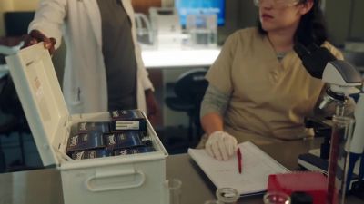 Uh, what's in the box? - The Resident