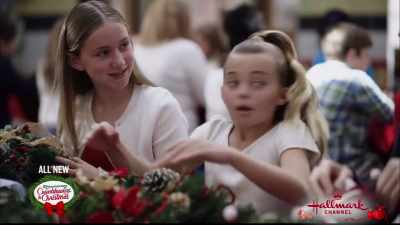 Um, Aunt Harper, can
you put a bow on this? - Christmas at Graceland: Home for the Holidays
