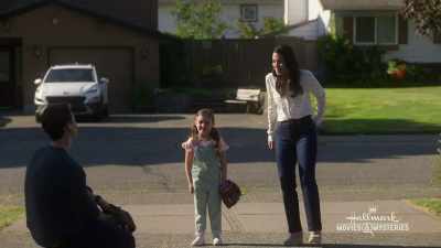 Um... can I talk to you
for a sec? - Nikki & Nora: Sister Sleuths