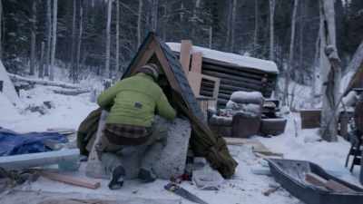 Um, I'm going to kinda
re-fix the wool blanket
on the inside there. - Life Below Zero: Next Generation
