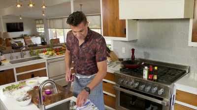 - Um, okay, mine isn't. Give me one second. - Selena + Chef