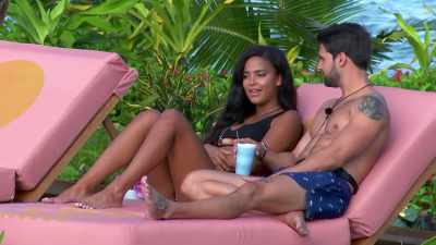 >> UM... - Love Island